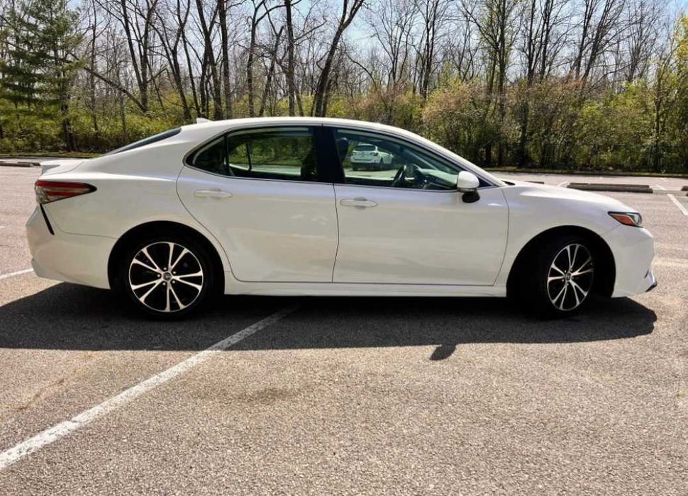 Toyota Camry 2019 року