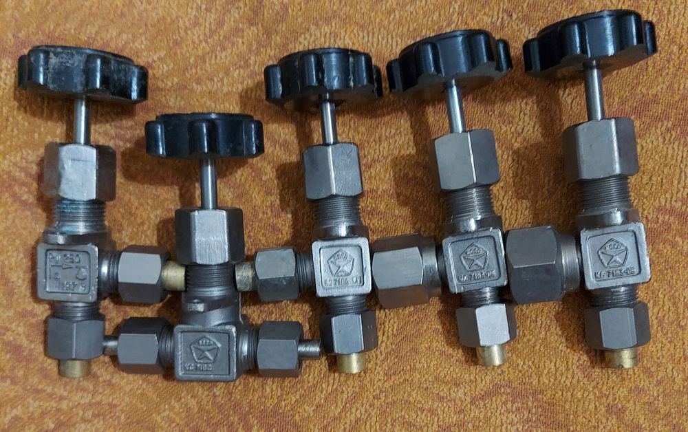 Вентили кислородные. Клапаны КС-7102/04/53, манометры.