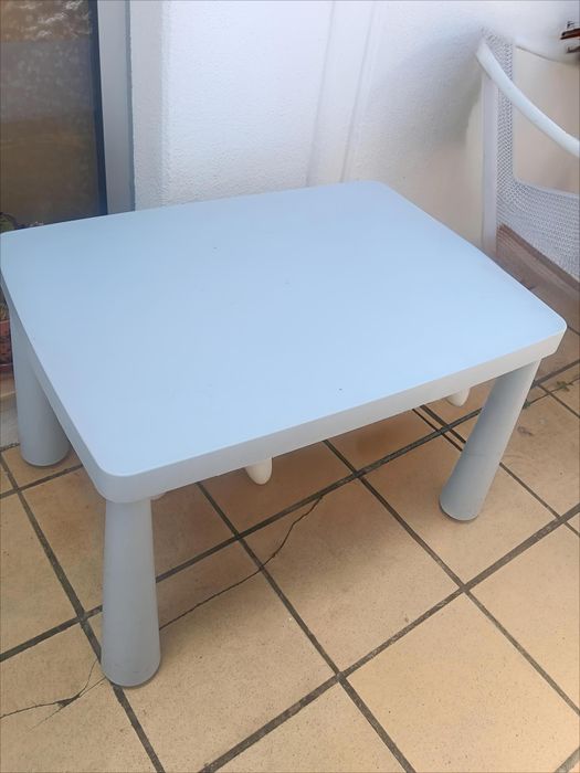 Mesa IKEA Azul bebé MAMMUT e 2 bancos brancos 
Mesa p/criança, interior/exterior branco, 77x55 cm
30€