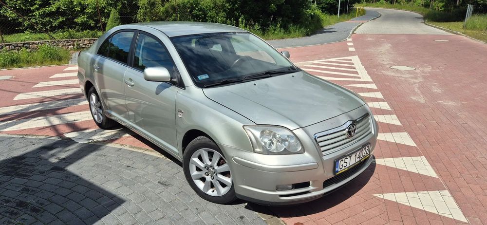 Toyota Avensis stan bardzo dobry nowy rozrząd drugi silnik z bardzo małym przebiegiem