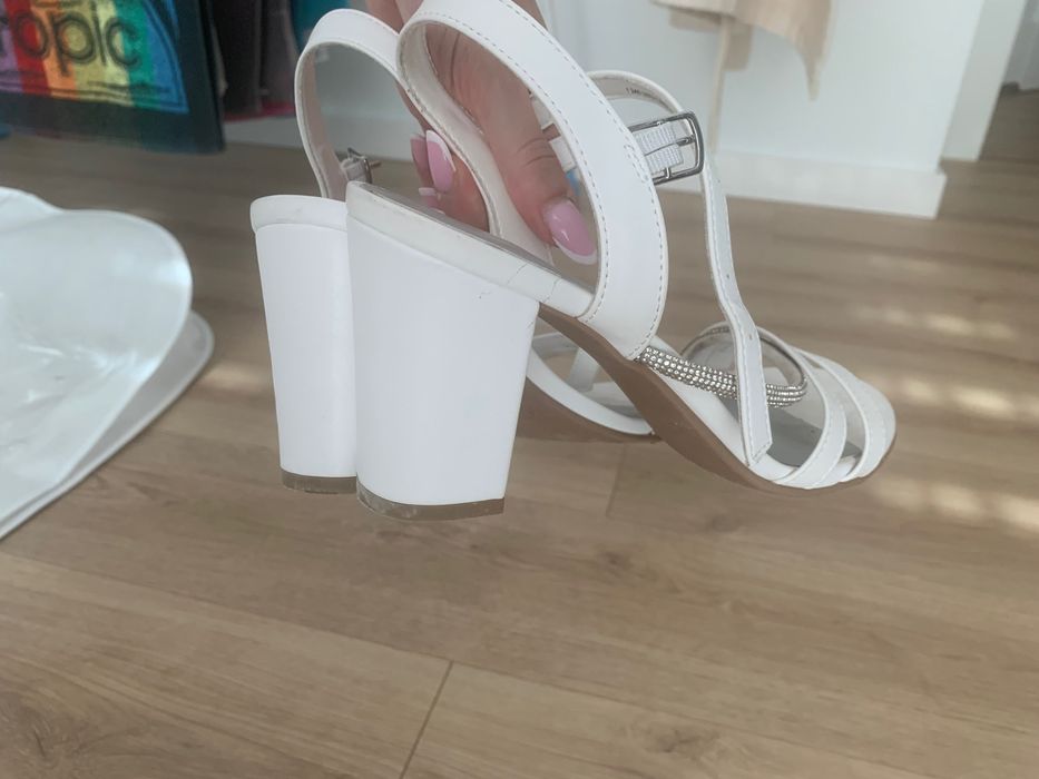 Suknia ślubna z dodatkami