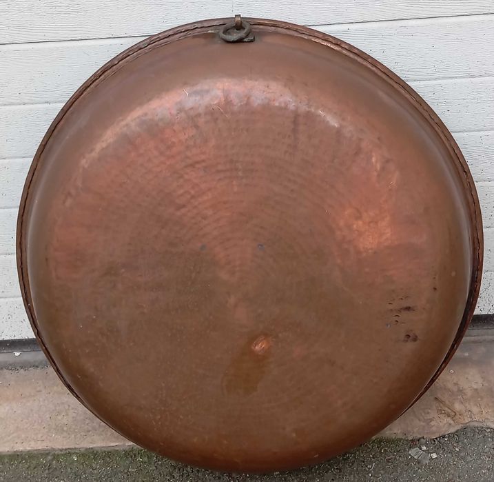 Grande taça em cobre com 77 cm de diâmetro e 15 cm de altura