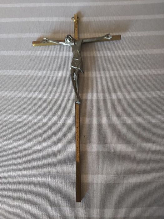 Crucifixo em metal