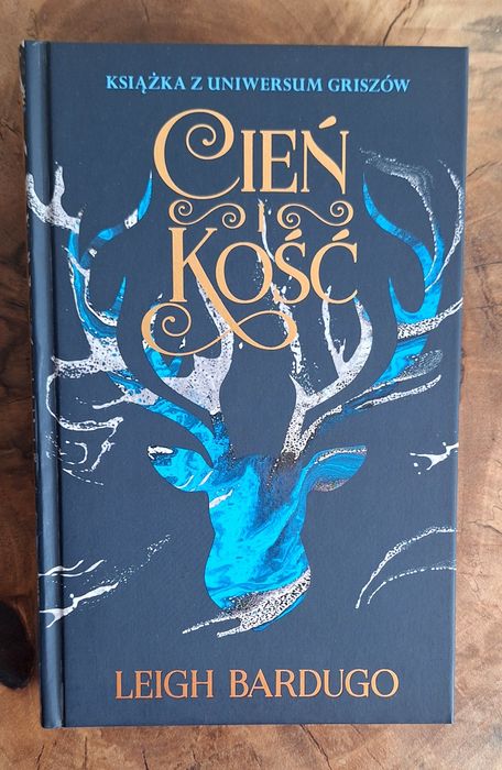 Leigh Bardugo Cień i kość. Trylogia Griszów. Tom 1