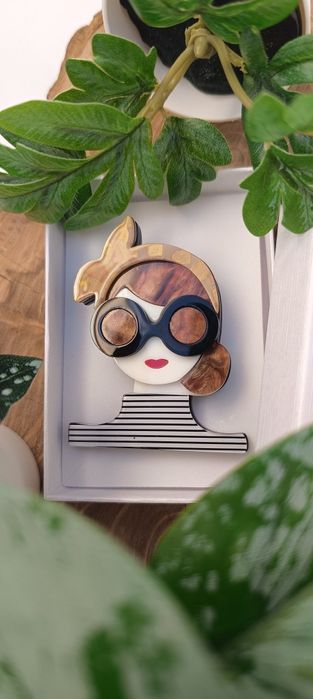 Nowa duża broszka Kobieta 3D na prezent plus gratis