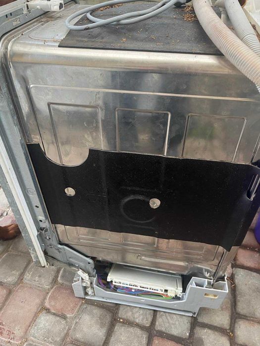 Посудомийна машина Bosch SPV40E із несправністю. Протікає помпа.