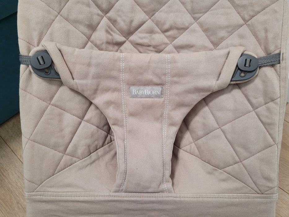 BabyBjorn sand grey bezowy bujaczek lezaczek