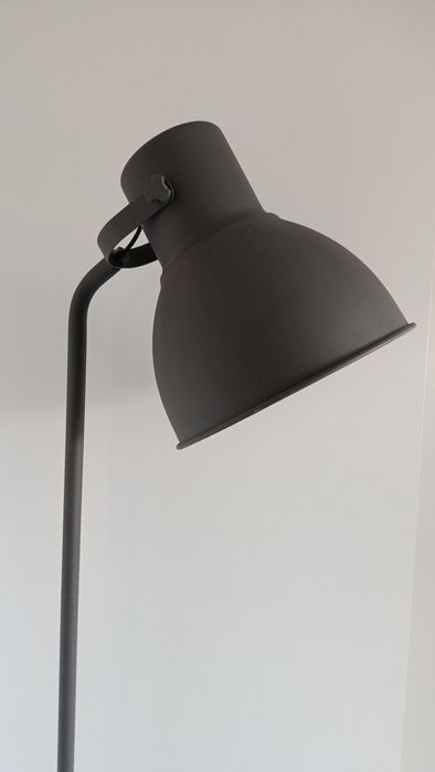 Nowoczesna lampa podłogowa