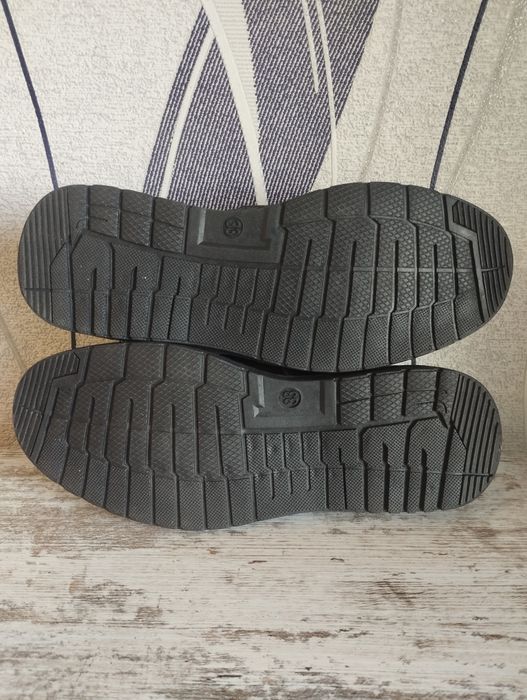 Туфлі НОВІ класичні для хлопчика 34-35 розмір.