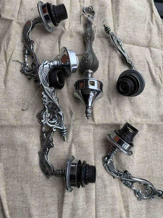 Красива люстра на стелю