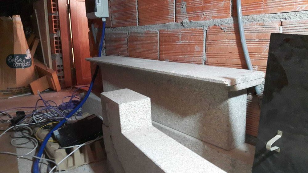 Lareira contemporânea em granito amarelo