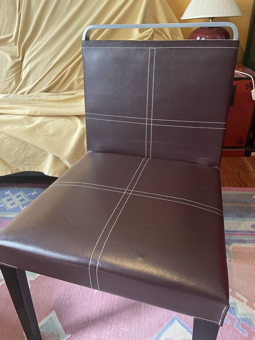 Cadeira forrada a pele
