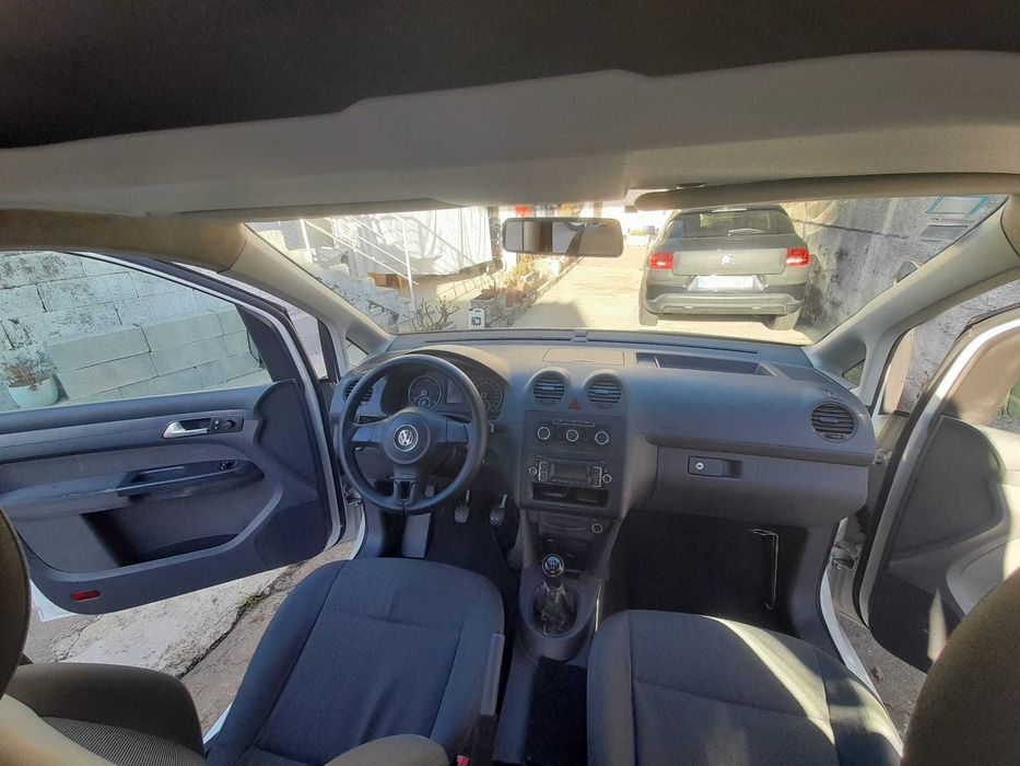 VW Caddy 1.6 TDI adaptada para transporte de pessoas com mobilidade reduzida