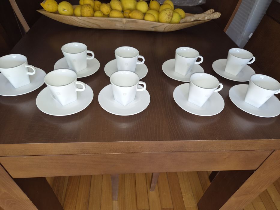 Conjunto 9 Chávenas Nespresso com Pires – Como Novas
