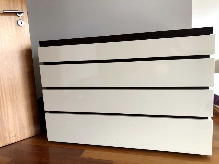 Cama de casal com mesas de cabeceira e cómoda