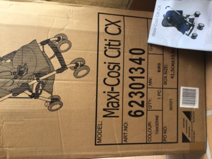 Carro passeio e ovo Maxi Cosi com capa de chuva