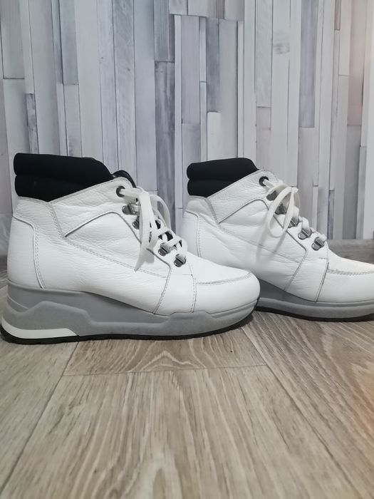 Продам зимове жіноче взуття в гарному стані, розмір: 40, 39.