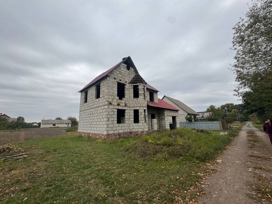 Земельна ділянка 10 соток з незавершеним будівництвом