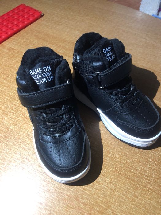 Продаю детские зимние кроссовки