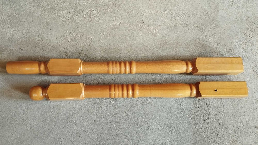 Drewniane słupy na schody do poręczy