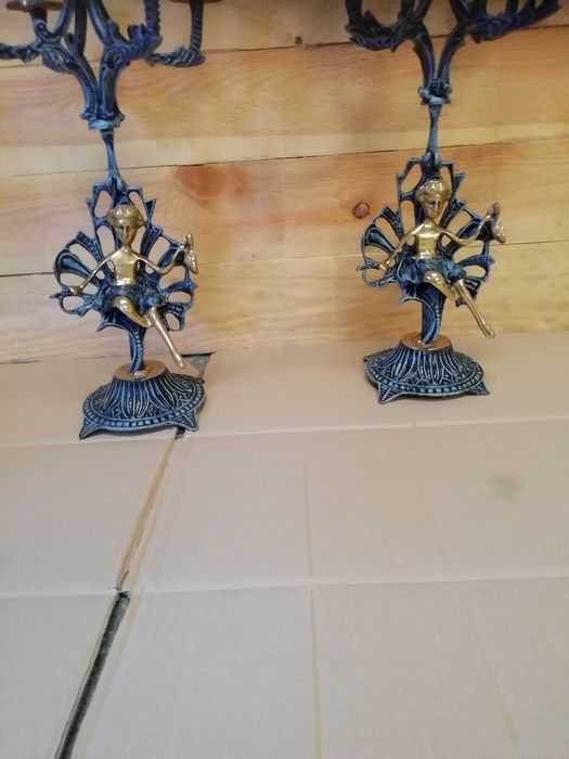Par de castiçais em metal fundido