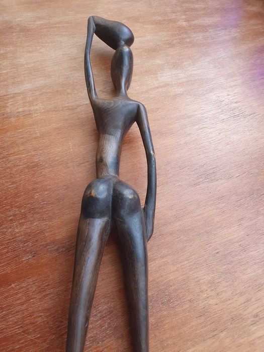 Estatueta em madeira de figura feminina