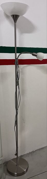 Candeeiro de pé com 2 focos em metal cromado