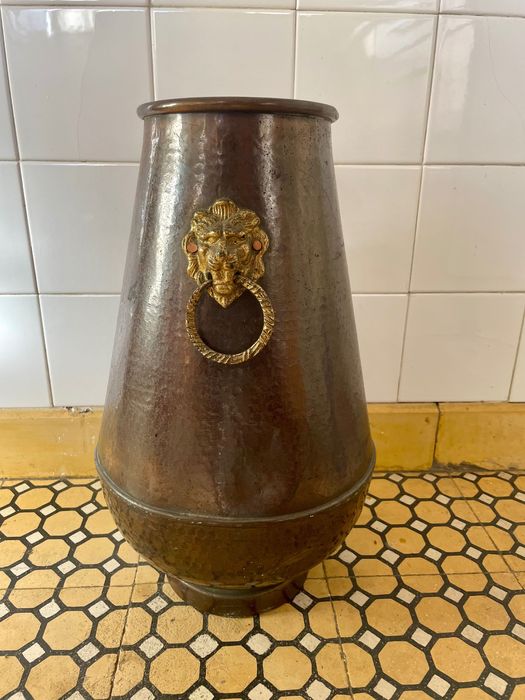 Pote em cobre antigo