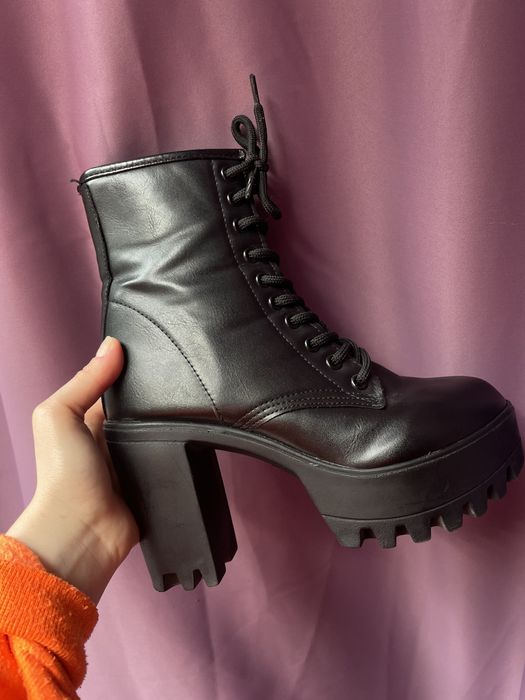 Черевики на тракторній підошві