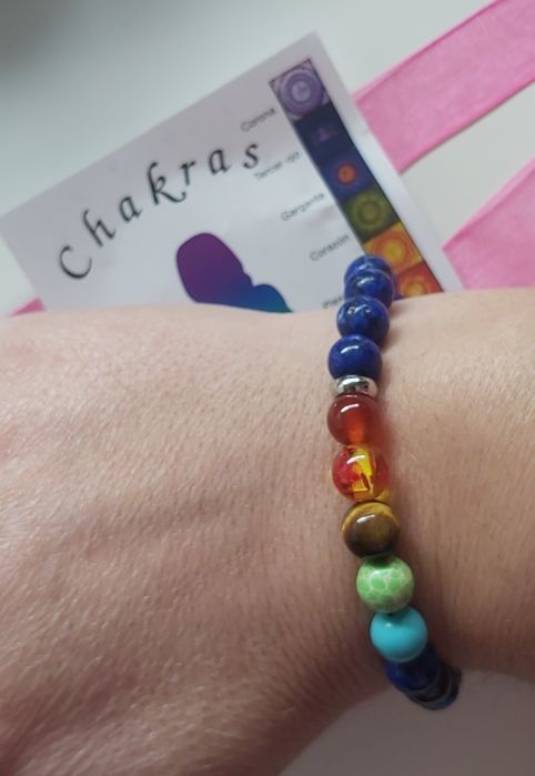 Pulseira elástica azul, com pedras naturais "7 chakras"