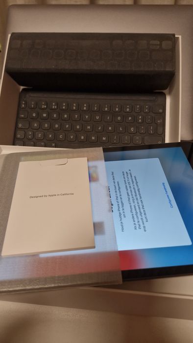 iPad 7ª Geração 32 GB + Capa Teclado Original – Como Novo