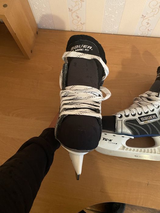 Продам оригінальні коньки BAUER supreme