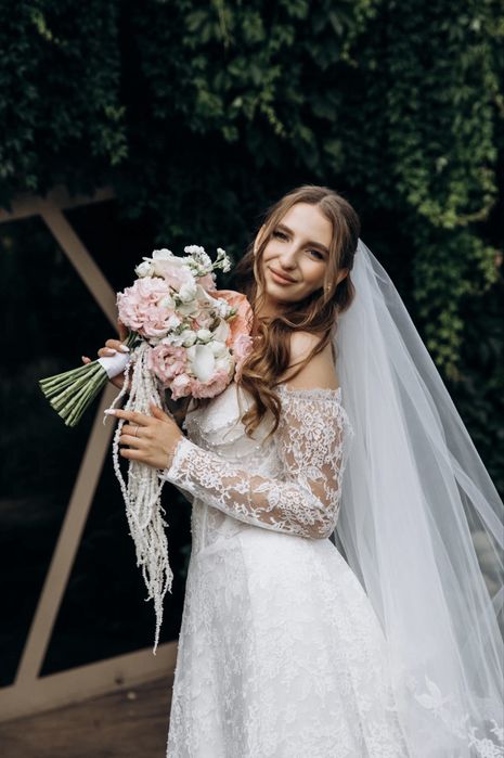 Весільна сукня з мереживом