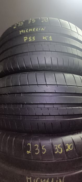 Pneus  235/35/20