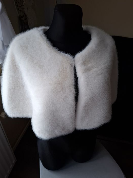 Sprzedam śliczną narzutkę ślubną kremową