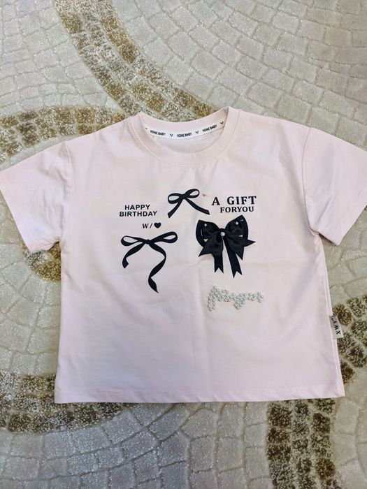 Нова футболочка на дівчинку