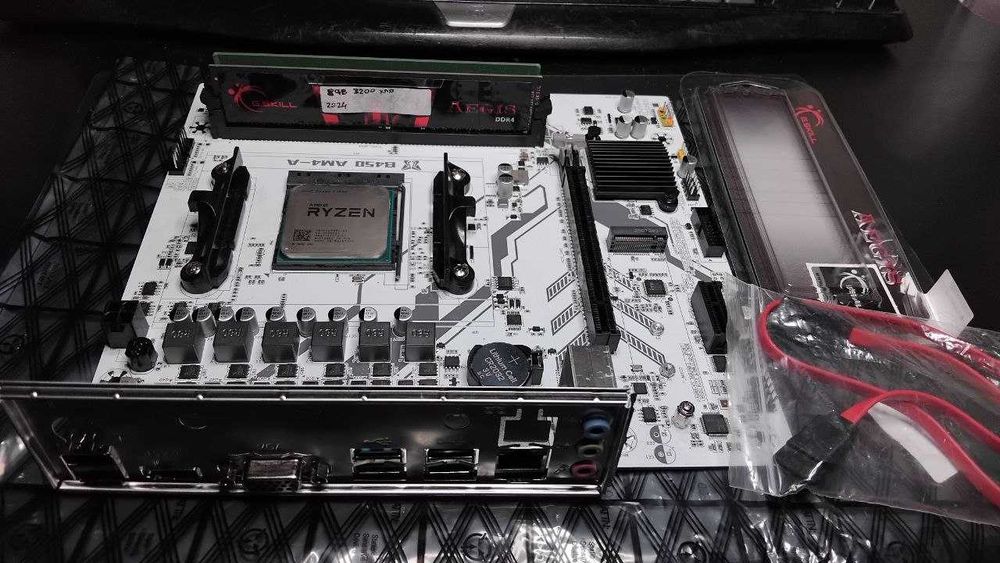 Дешевий комплект Amd AM4 сокет з можливістью Апгрейда.B450,12Gb ,M2.