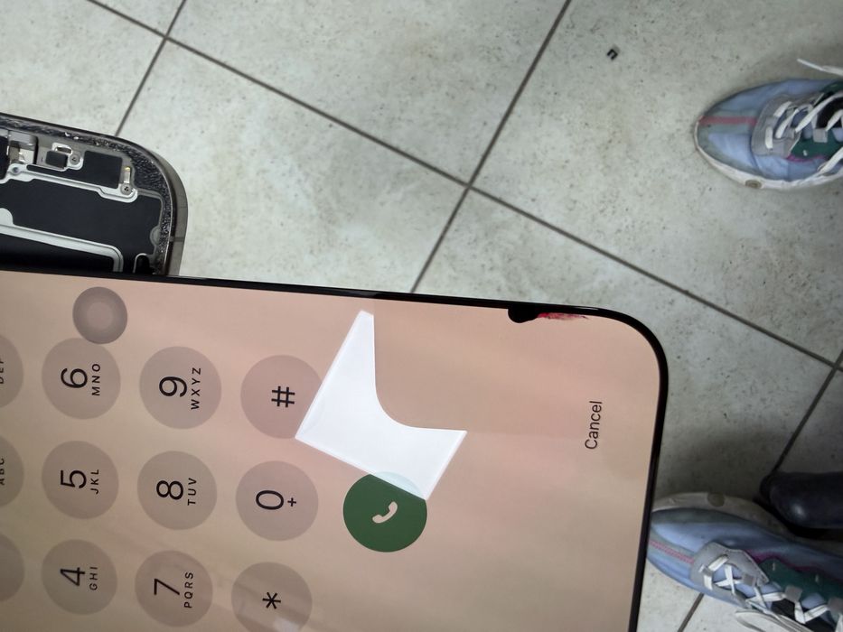 Дисплей iPhone 17 pro max з дифектом