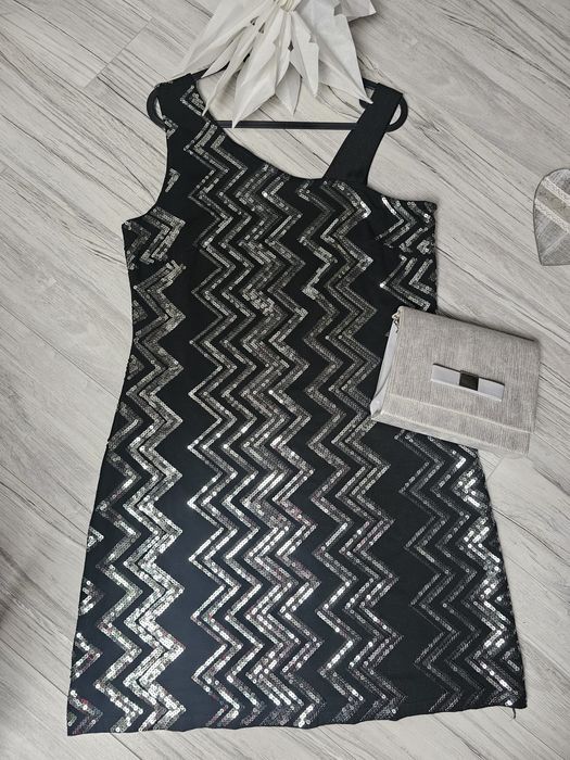 Efektowna czarna sukienka ze srebrnym cekinowym wzorem na wyjątkowe ok