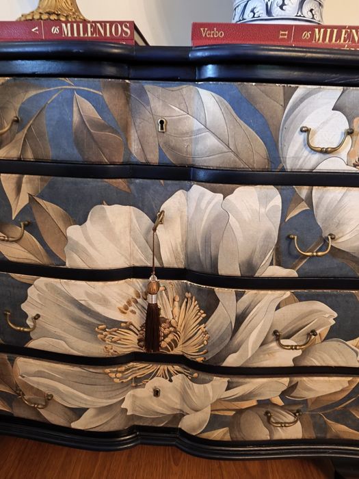 cómoda de estilo clássico pintado