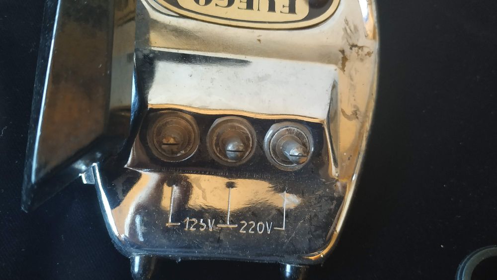 Ferro de Engomar de Viagem Vintage FUEGO 23 (Anos 50/60) – Com Estojo