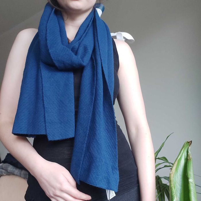 Nowy szalik granatowy 50 % wiskoza