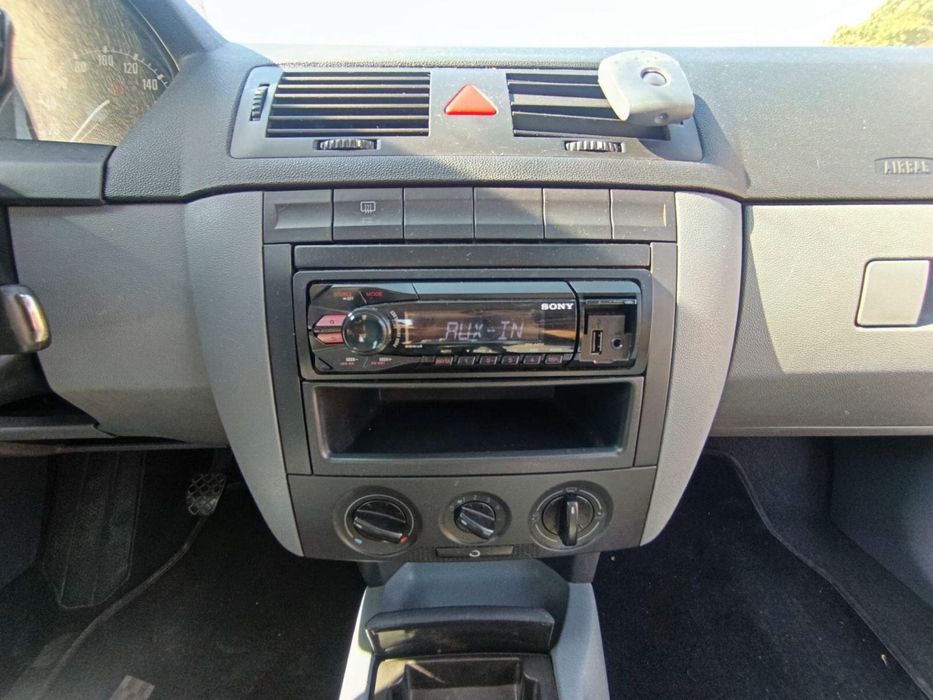 Skoda  fabia azul presisa de alguns reparos