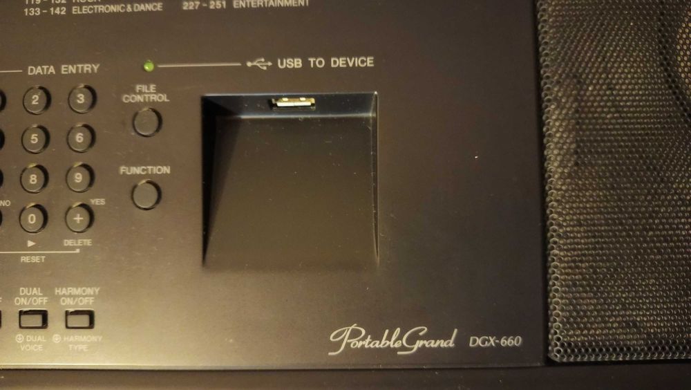 Piano . Yamaha  DGX 660