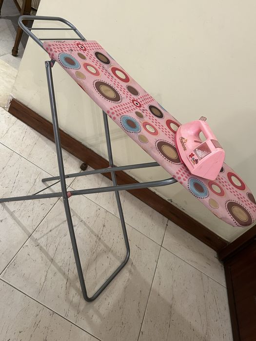 Tabua de passar a ferro de brincar + ferro de brincar