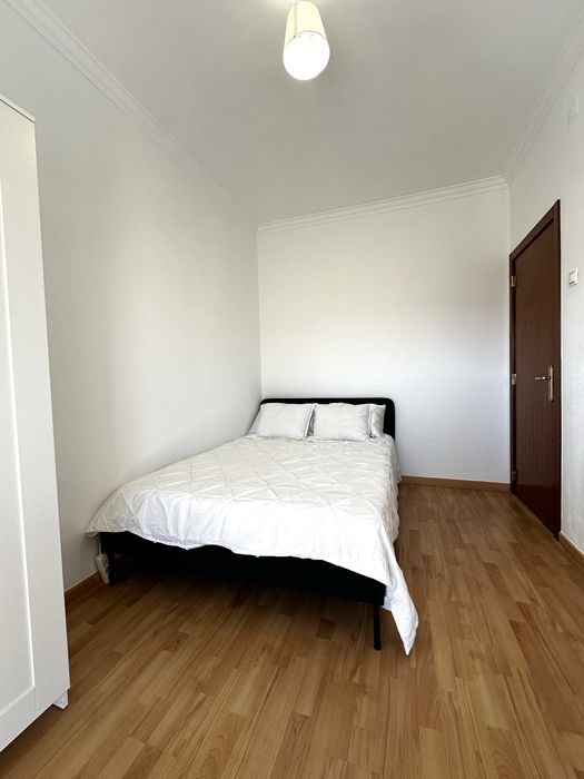 Quarto - com varanda, boa localização, equipado