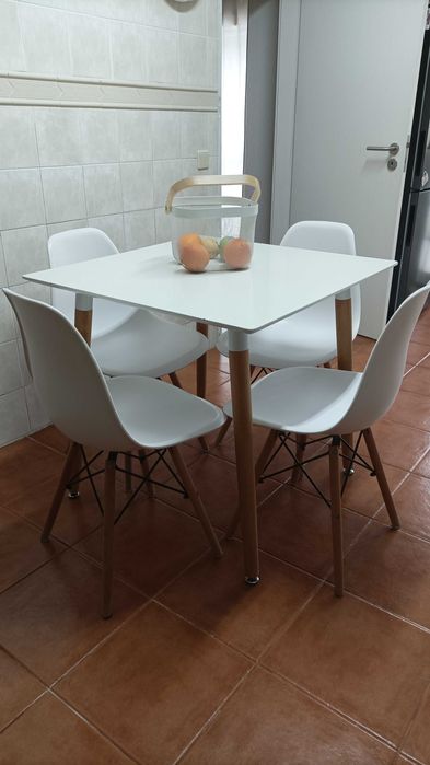 Mesa branca quadrada tipo IKEA com 4 cadeiras