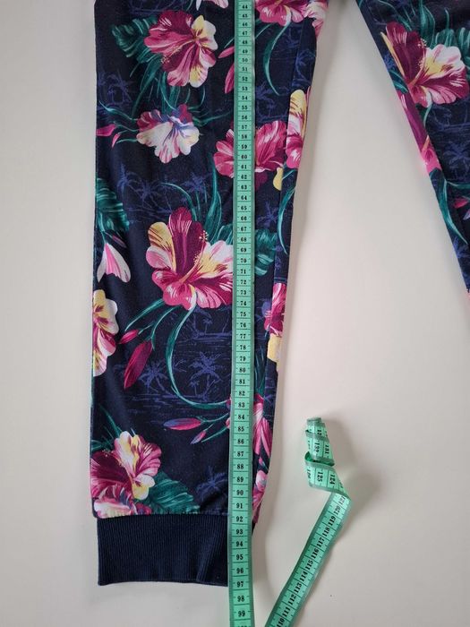 Spodnie dresowe w kwiaty L Coalition