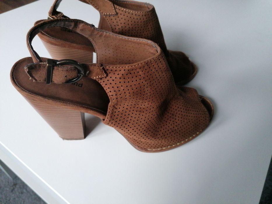 Damskie buty na obcasie.