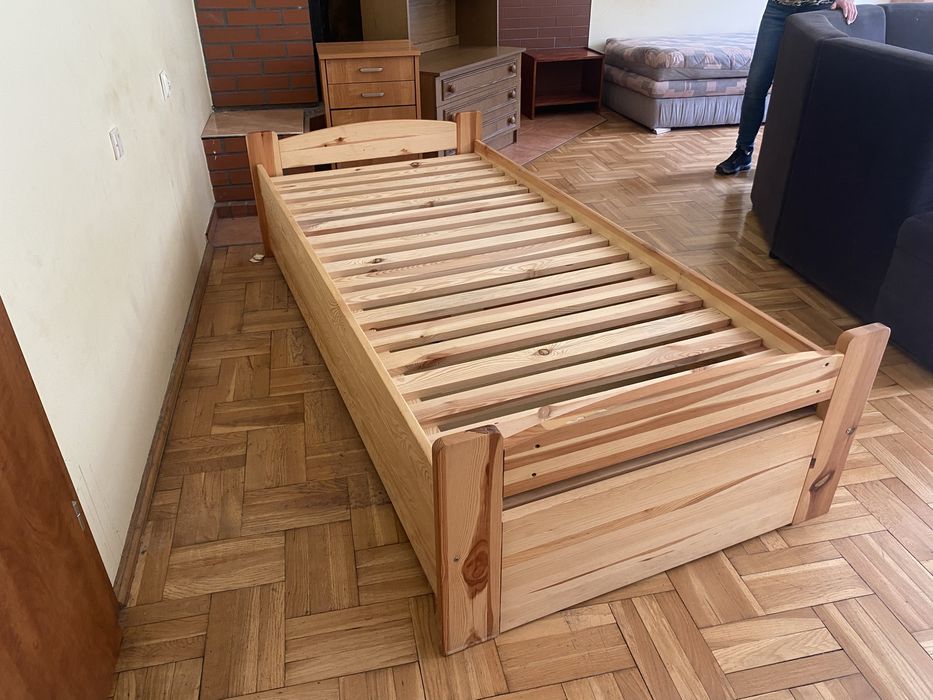 Łóżko sosnowe solidne